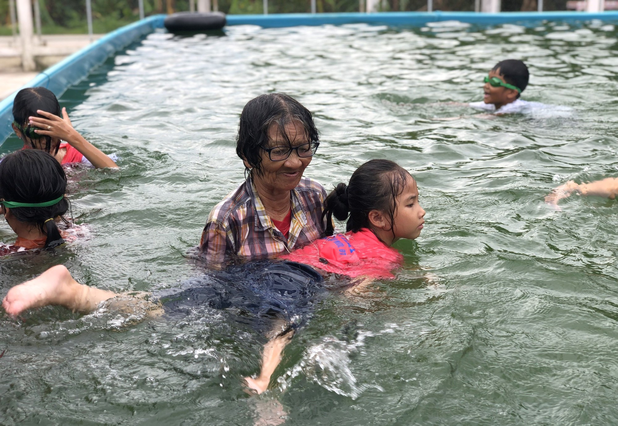 Preventing drowning in rivers and canals: Mrs. Sau Thia has been teaching swimming for 17 years - Photo 2.