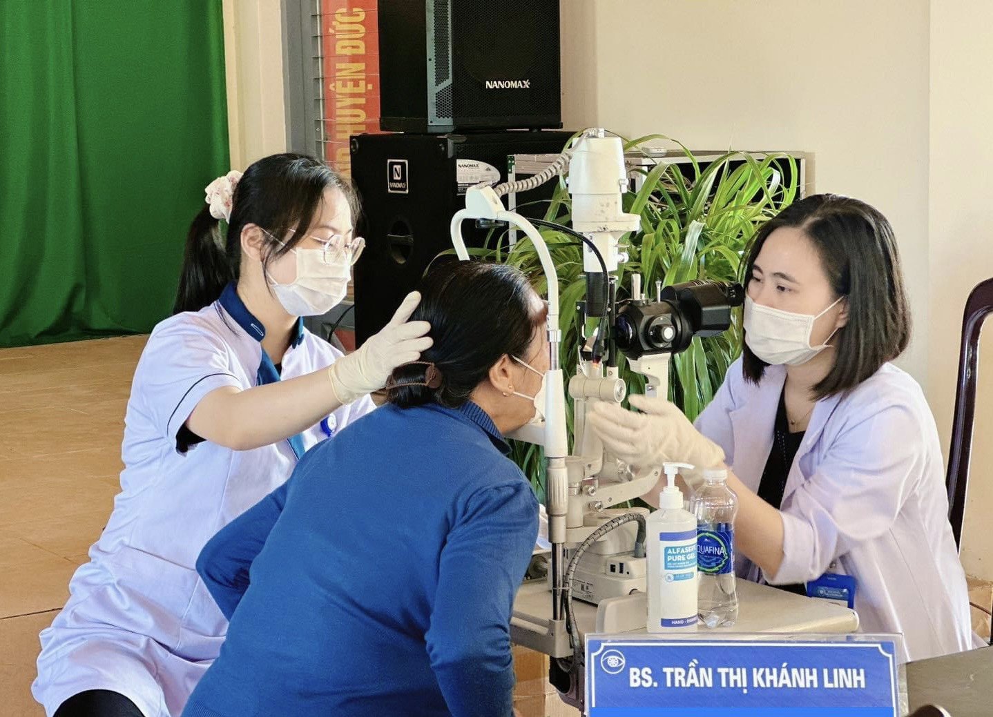 The Central Newspaper Club in Hoa Binh province coordinated to organize eye examinations and provide free medicine for people picture 1