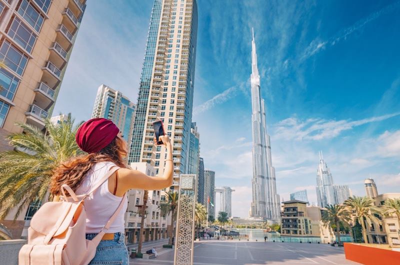 Los turistas exploran Dubai en la temporada más hermosa, a finales de año.