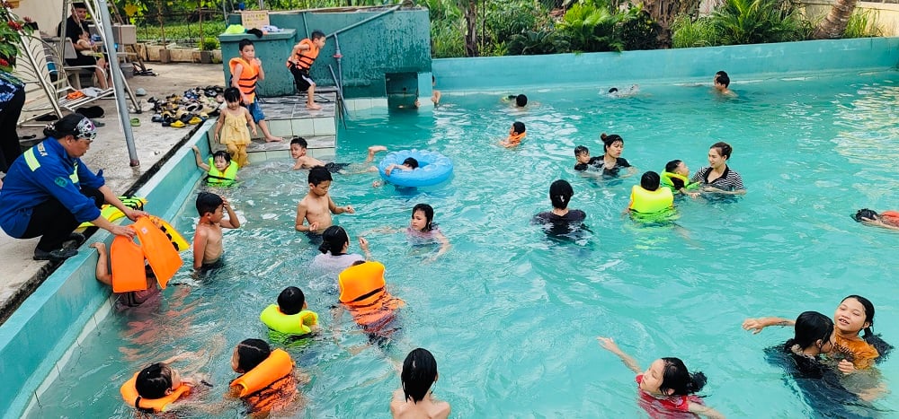 Free swimming pools for kids in summer