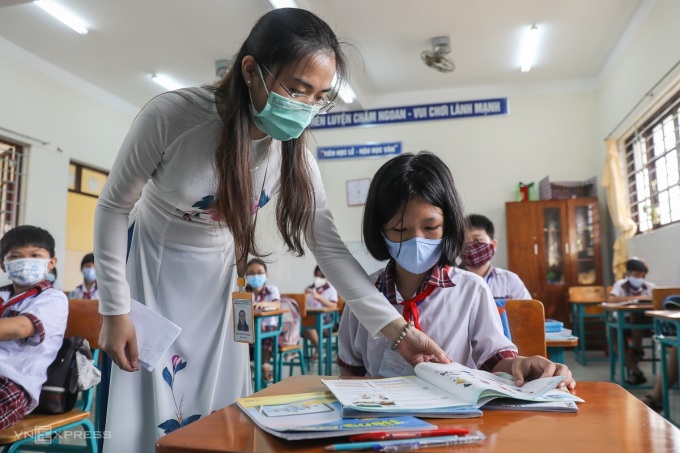 Los estudiantes de la escuela secundaria Thanh An, distrito Can Gio, ciudad de Ho Chi Minh van a la escuela el 20 de octubre de 2021. Foto: Quynh Tran