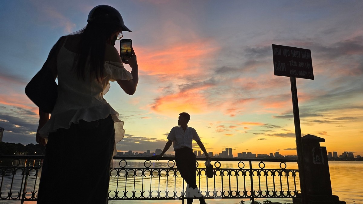 Viele Menschen strömen zum Westsee, um im Frühherbst in Hanoi den wunderschönen Sonnenuntergang zu erleben. Foto 6