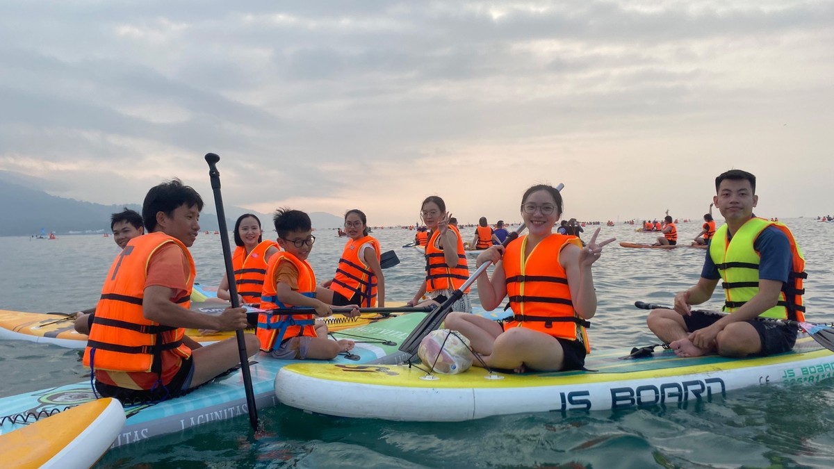 Young people eagerly paddle Sup to watch the sunrise on Da Nang beach photo 7