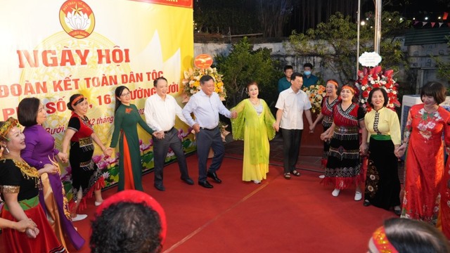 Phó Bí thư Thường trực Thành ủy Nguyễn Văn Phong dự Ngày hội Đại đoàn kết tại quận Tây Hồ