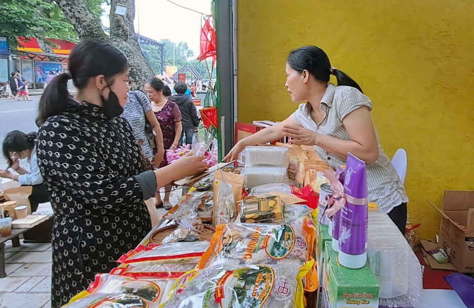 អ្នកទេសចរទៅទស្សនាផលិតផលស្ករគ្រាប់សណ្តែកដីនៃភូមិបុរាណ Duong Lam (Son Tay)។ រូបថត៖ សិប្បករ Hoai Nam នៃភូមិនំស្រូវ Thanh Tri បង្ហាញ និងបម្រើវិធីសាស្រ្តផលិតនំស្រូវ។ រូបថត៖ Hoai Nam ណែនាំនំព្រះខែហាណូយដល់ភ្ញៀវទេសចរ។ រូបថត៖ កុមារ Hoai Nam ខិតជិតផលិតផលរបស់ភូមិសិប្បកម្ម Xuan La (ឃុំ Phuong Duc ស្រុក Phu Xuyen)។ រូបថត៖ អតិថិជន Hoai Nam ទស្សនា និងទិញទំនិញសិប្បកម្មនៅមហោស្រពអំណោយទេសចរណ៍ហាណូយឆ្នាំ 2024។ រូបថត៖ អតិថិជន Hoai Nam ទទួលបានកម្មវិធីផ្សព្វផ្សាយដើម្បីកាត់បន្ថយតម្លៃទេសចរណ៍ដែលផ្តល់ជូនដោយក្រុមហ៊ុនទេសចរណ៍ដែលរៀបចំដោយទីក្រុងហាណូយ។ រូបថត៖ Hoai Nam