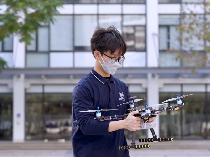 Les étudiants de Vinschool réalisent The Servator, un projet de drone pour la recherche et le sauvetage en cas de catastrophe, soutenant les efforts de sauvetage des victimes des inondations au Vietnam. Photo: Vinschool