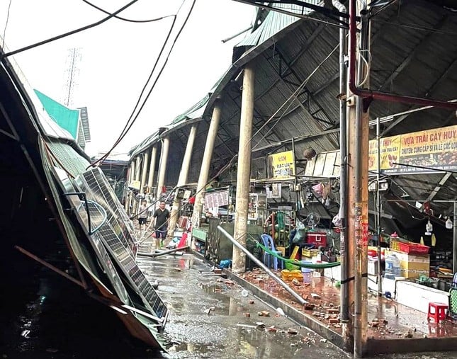 大雨でビンズオン省の市場が崩壊、人々はパニックに陥り逃げ出す（写真4）