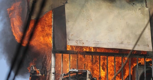 Une trentaine de soldats ont éteint l'incendie sous le pont de Ba Son, sauvant ainsi 2 personnes.