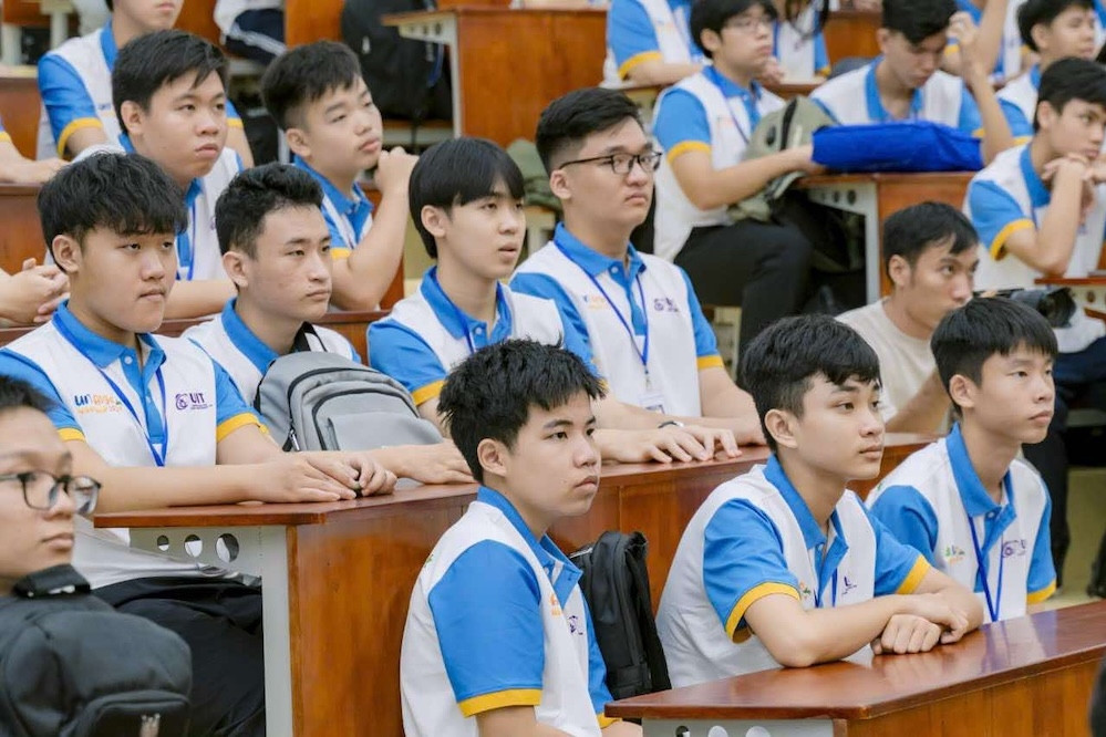 대학은 학생이 영어 출력 표준을 충족하지 못할 경우 수업 등록을 '강력하게' 제한합니다.