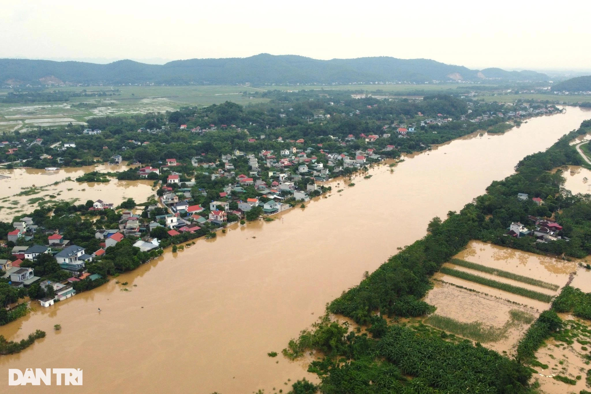 Dân ven sông Lèn trắng đêm trực lũ, nhọc nhằn dọn bùn lầy vì mất điện