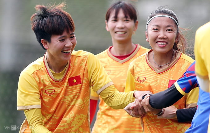 Tuyet Dung (left) during the afternoon practice session on May 14 to prepare for the final. Photo: Duc Dong