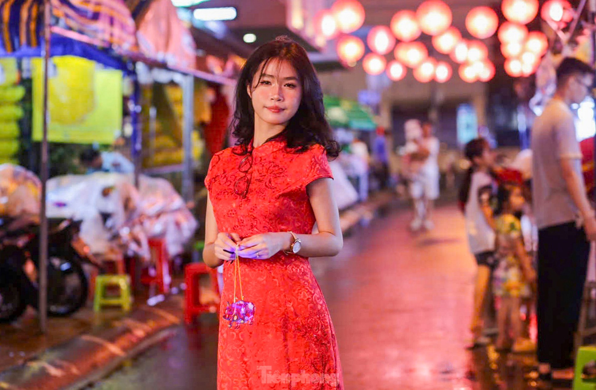 Junge Leute laden sich gegenseitig zum „Check-in“ in der Lantern Street in Ho-Chi-Minh-Stadt ein. Foto 5