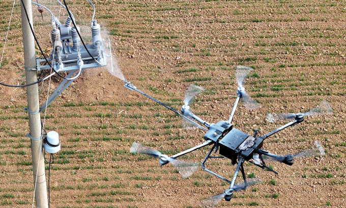 Un dron operado por trabajadores en la ciudad de Bozhou, provincia de Anhui, este de China. Foto: CFP