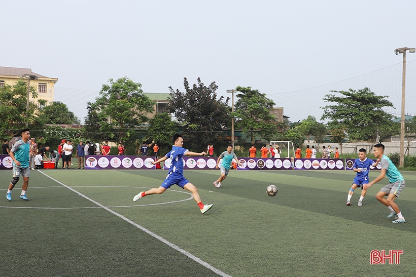 The first Ha Tinh Architecture and Construction Football Tournament kicks off