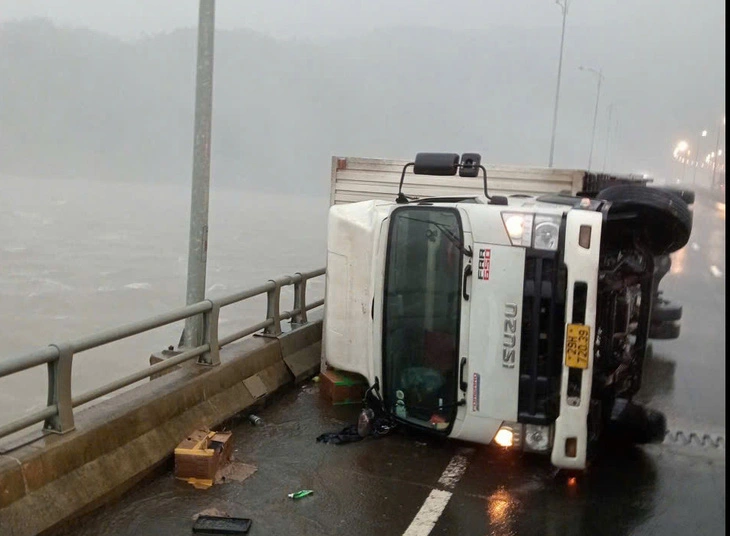 Reportage du journaliste de Tuoi Tre à Da Nang sur la tempête Tra Mi le matin du 27 octobre