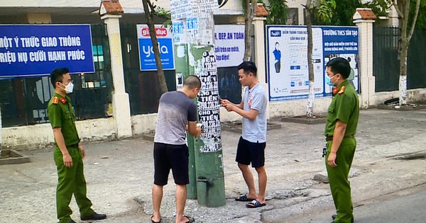 스스로 전단지를 게시하고 수십 명에게 고리대금을 뜯어내는 행위