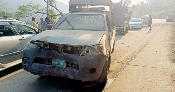 Un coche de policía que escoltaba un convoy diplomático fue alcanzado por una bomba en Pakistán.