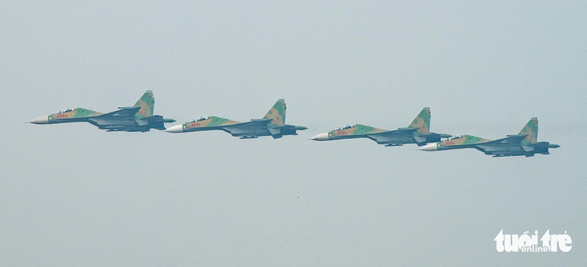 7 chiếc tiêm kích Su30-MK2 bay trên bầu trời Hà Nội - Ảnh 2.