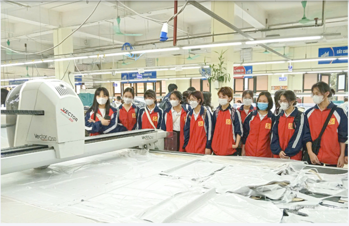 Explore the garment technology training industry at Hanoi University of Industry - 11