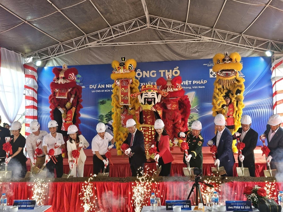 Perwakilan melaksanakan upacara pecah tanah. Foto: Thanh Son