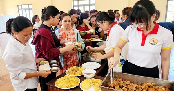 Comidas calientes para apoyar a los nuevos estudiantes con circunstancias difíciles en el primer día de clases