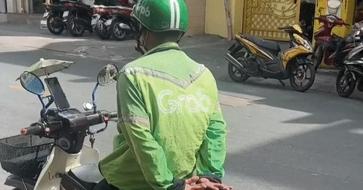 Image touchante du conducteur utilisant sa main pour protéger le siège du passager