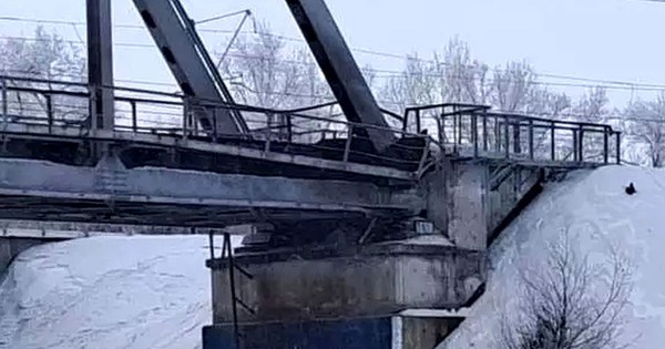 Ucrania admite haber atacado un puente ferroviario en Rusia