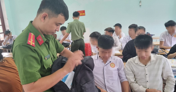 Phát hiện hàng trăm học sinh mang theo hung khí đi học