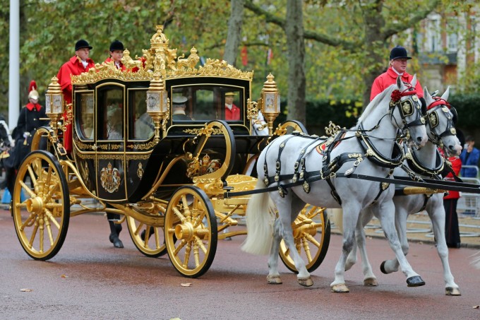 Nữ hoàng Anh Elizabeth II cùng ông Charles III khi đó là Thái tử trên cỗ xe Diamond Jubilee State, hướng đến tòa quốc hội, ngày 14/10/2019. Ảnh: AFP