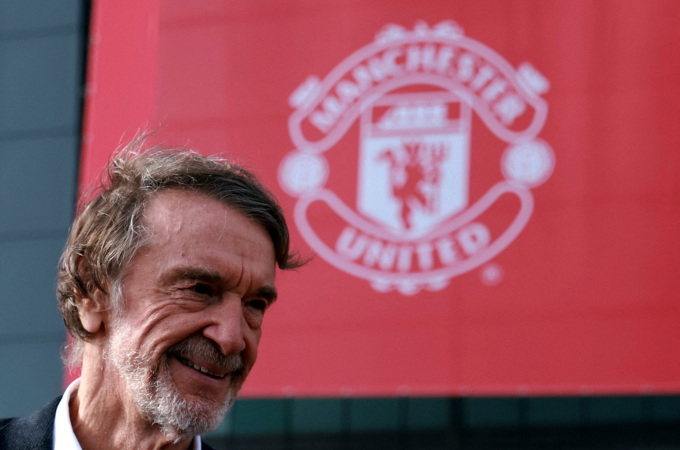 Milliardär Jim Ratcliffe vor dem Stadion Old Trafford, Manchester City, England, am 17. März 2023. Foto: Reuters