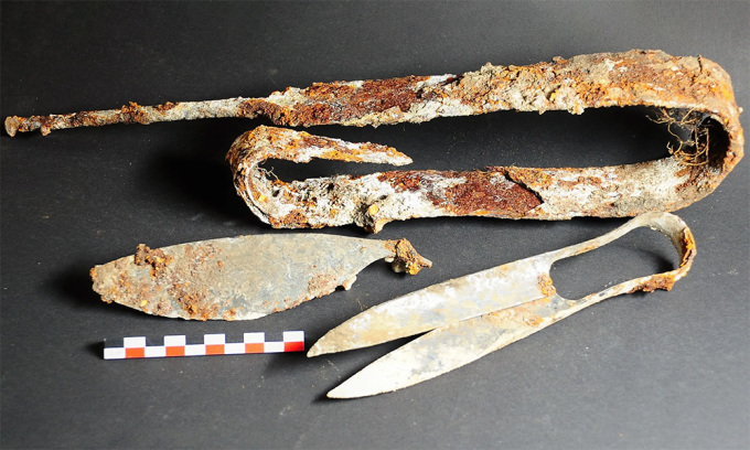 ゼンドリングのケルト人の墓で発見された品々。まだ切れ味のよいはさみも含まれている。写真：マクシミリアン・バウアー/BLfD