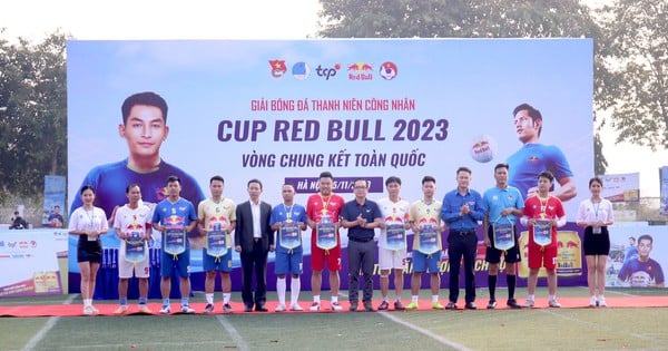 Nữ cầu thủ công nhân cổ vũ đồng nghiệp nam vào chung kết Cúp Red Bull