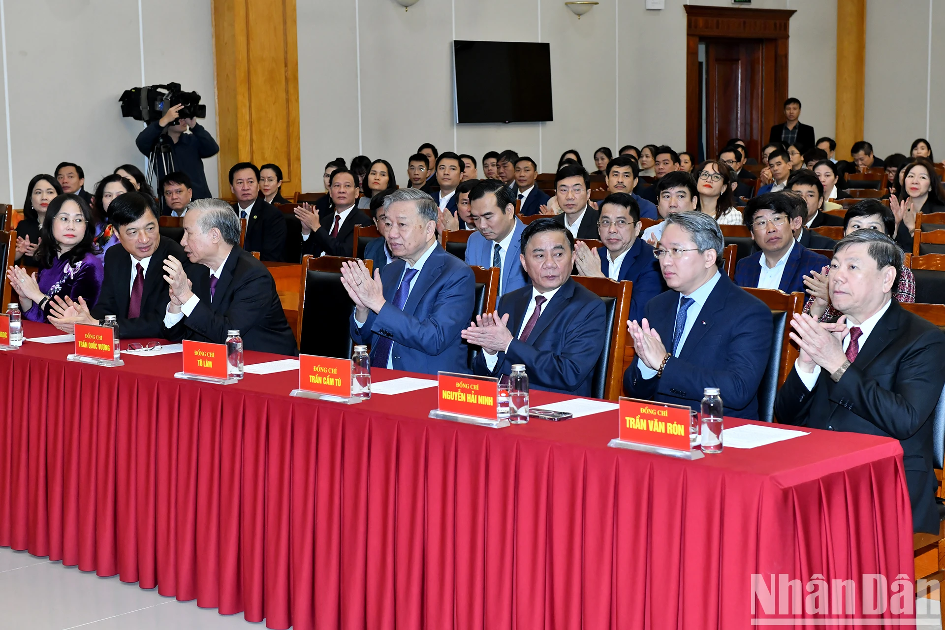 [사진] 쩐꾸옥붕 동지께 45주년 당원 배지 수여 사진 1