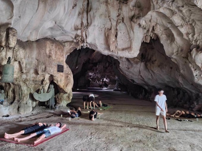 De nombreuses personnes se sont rendues à la grotte de Tram, commune de Phung Chau pour éviter la chaleur, l'après-midi du 6 juin. Photo : Gia Chinh