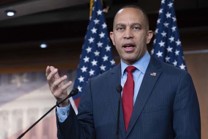 Lãnh đạo phe Dân chủ tại Hạ viện Hakeem Jeffries phát biểu tại Washington ngày 20/10. Ảnh: AP
