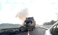 Контейнеровоз сгорел после столкновения на шоссе Халонг — Монгкай