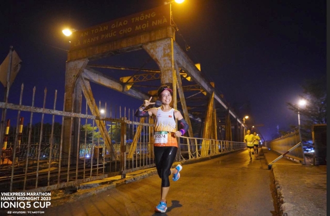 VnExpress Marathon Hanoi Midnight 2023 트랙에 있는 러너 Nguyen Thi Hai Yen. 사진: VM