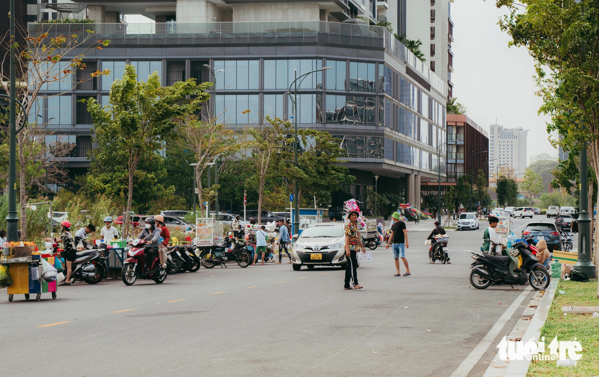 Cánh đồng diều Thủ Thiêm toàn rác, khách ngán ngẩm bỏ về- Ảnh 9.