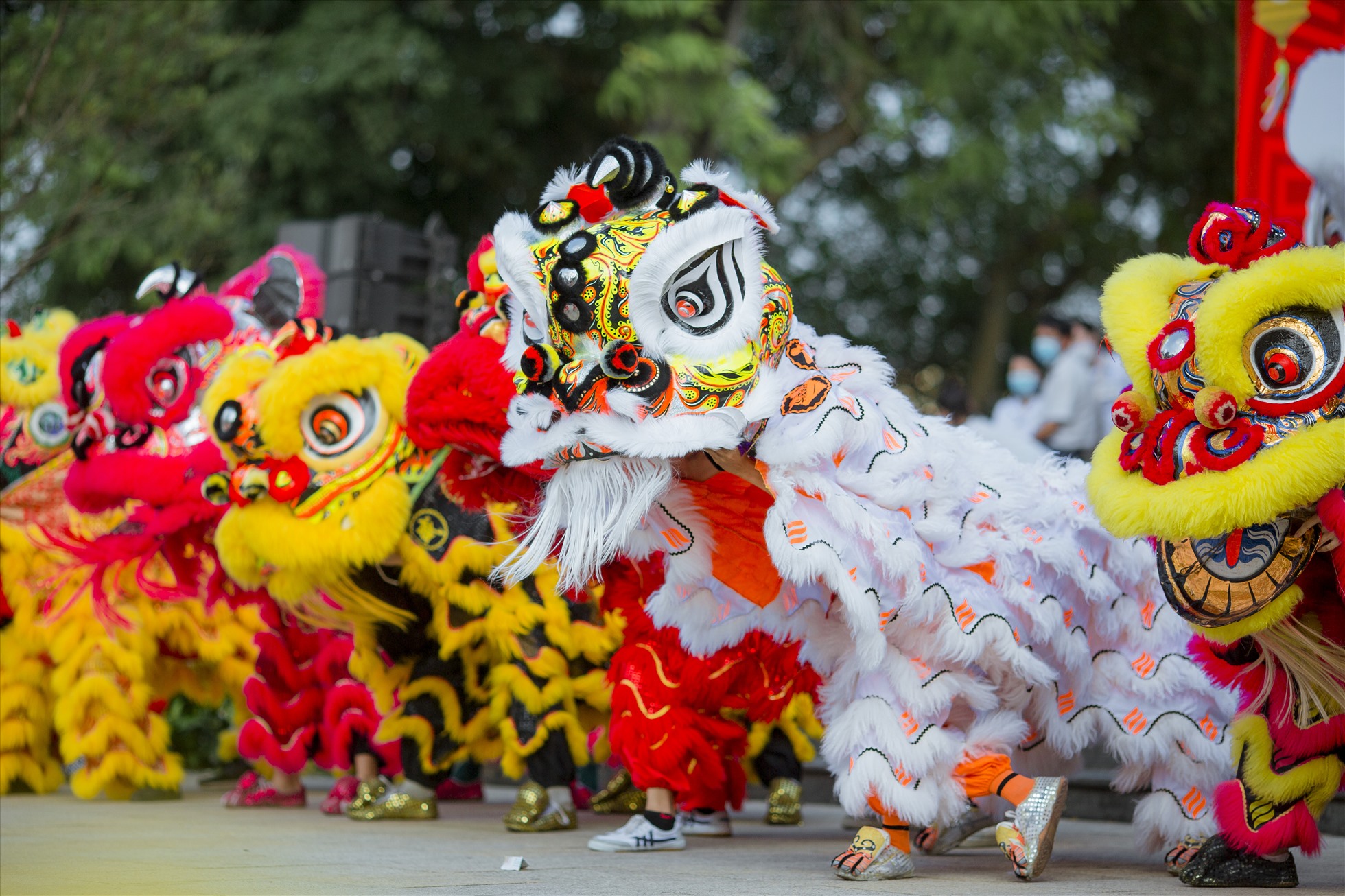 How is the Mid-Autumn Festival in other Asian countries different from Vietnam?