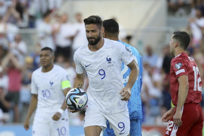 Giroud mừng bàn thứ 54 cho tuyển Pháp trong trận đấu tối 16/6. Ảnh: AP