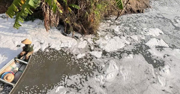 黒い汚水がカム・ル川に溢れ出る