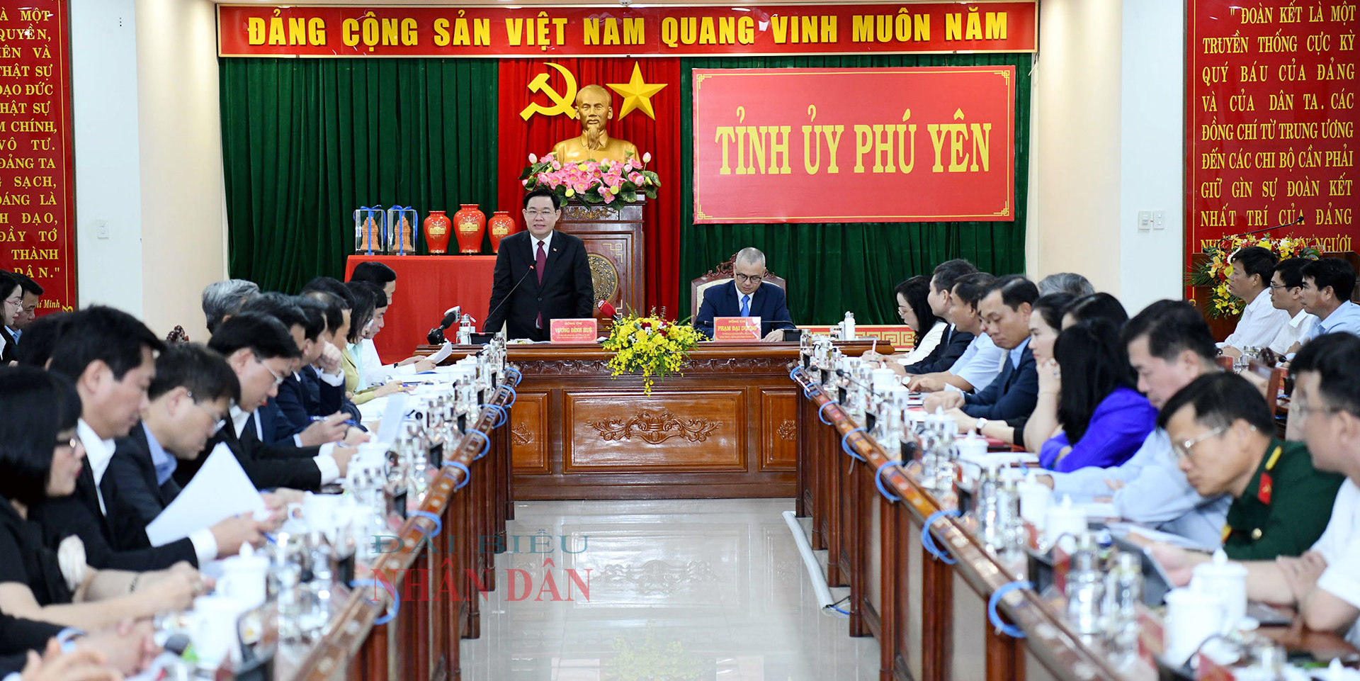 Le président de l'Assemblée nationale, Vuong Dinh Hue, travaille avec le Comité permanent du Comité provincial du Parti de Phu Yen -0