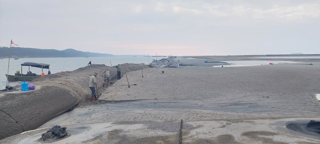 Investoren und Auftragnehmer führen Sandpumpen und Einebnungen für das Van Ninh General Port-Projekt durch.