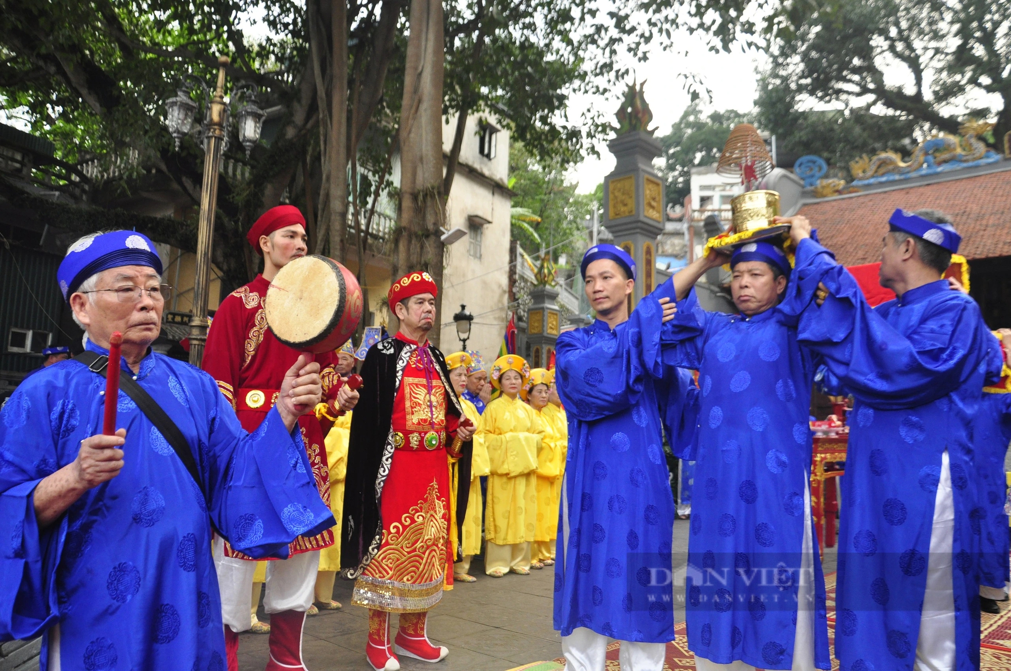 Theo chân đoàn rước Đức Ông Trần Quốc Nghiễn vi hành cung đường ngắm hoàng hôn đẹp nhất Hạ Long- Ảnh 2.