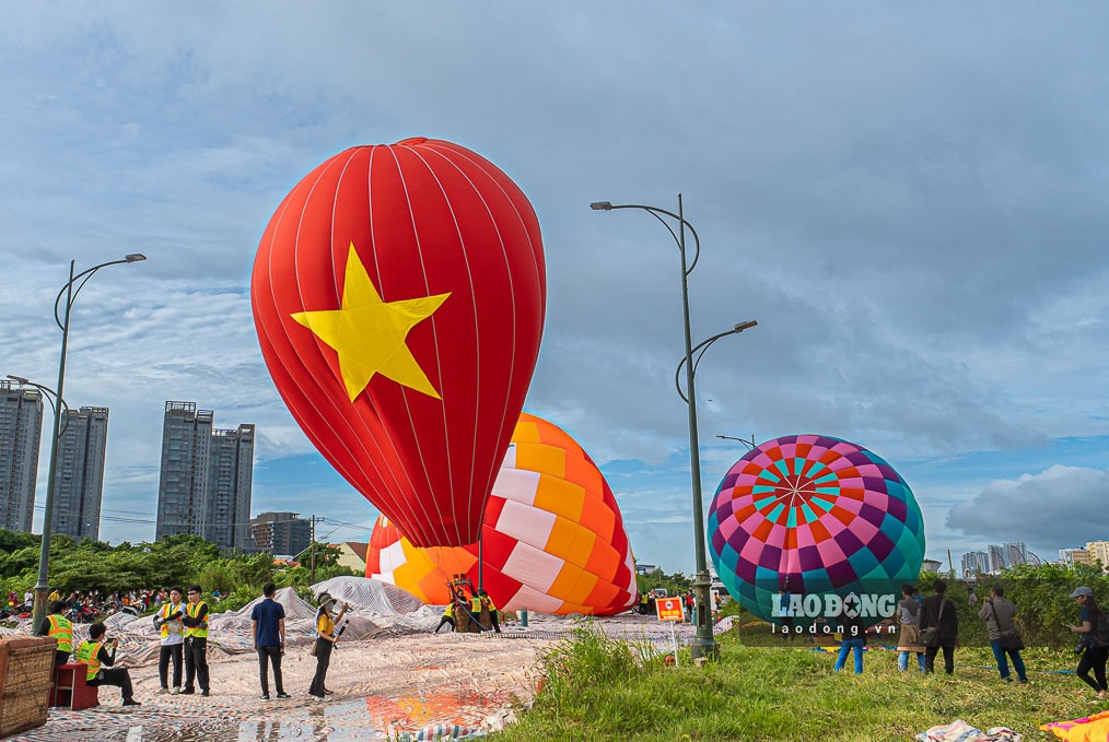 Debido a las condiciones meteorológicas desfavorables del 2 de septiembre, los globos sólo volaron a baja altura. Fotografía: Nguyen Khanh Vu Khoa