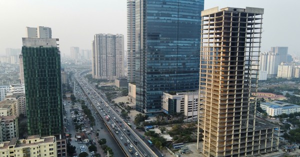 Des gratte-ciel abandonnés sur la « terre dorée » de la capitale