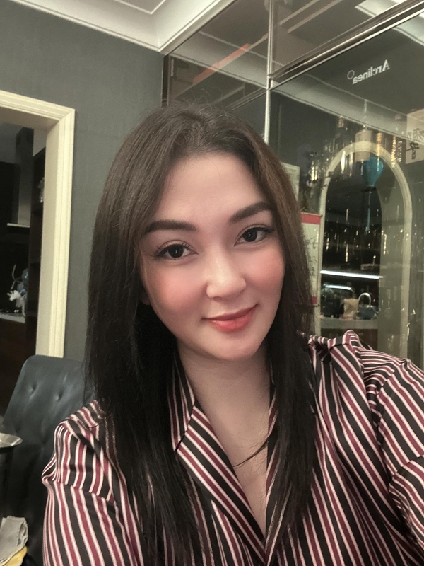 응우옌 티 후옌은 미스 베트남으로 선정된 지 19년 만에 개인 페이지에 최근 모습을 공개했습니다. 이 미인은 팬들에게 2000년대의 옛 헤어스타일을 유지하고 있다고 밝혔다.