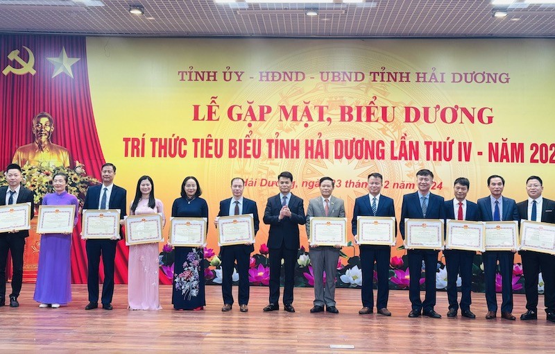 Chairman of Hai Duong Provincial People's Committee Le Ngoc Chau awarded certificates of merit to 5 collectives and 10 individuals with outstanding achievements. Photo: TTT