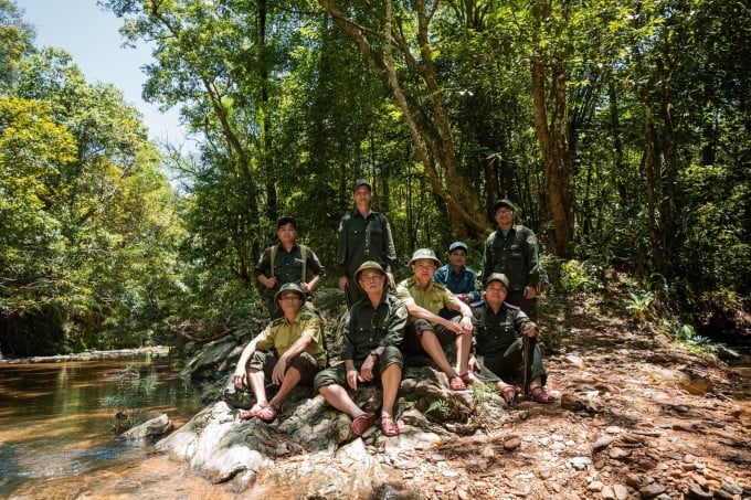 Các cán bộ Khu bảo tồn loài Sao la Quảng Nam và hạt kiểm lâm tại rừng Quảng Nam. Ảnh: WWF Việt Nam