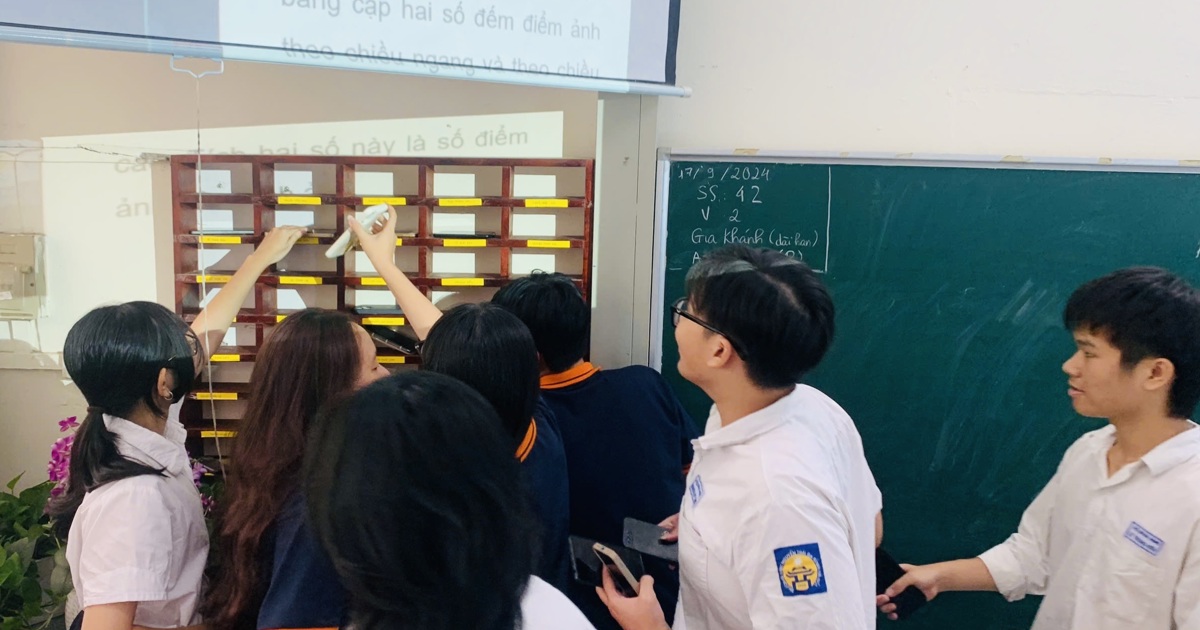 Hanoi renforce la réglementation pour empêcher les étudiants d'utiliser leurs téléphones pendant les cours